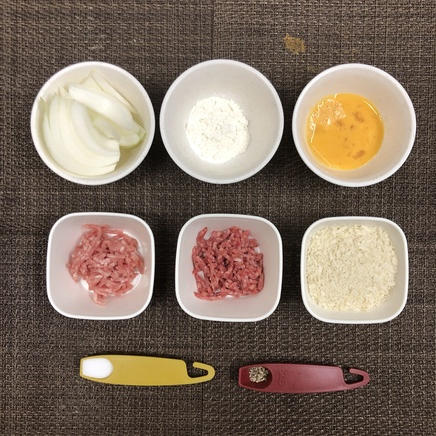 1人前のメンチカツ定食のメンチカツの材料(豚挽き肉・牛挽き肉・玉ねぎ・パン粉・小麦粉・卵・塩・黒こしょう)