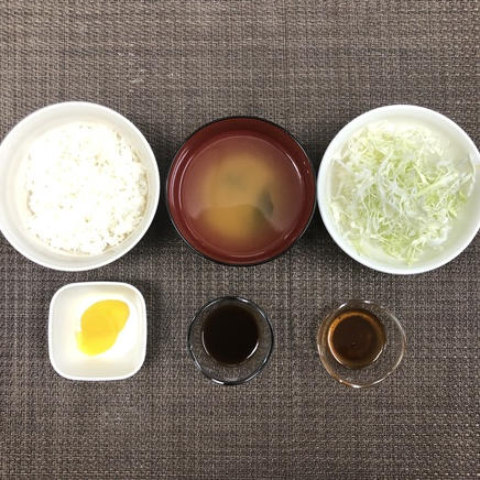 1人前のメンチカツ定食のご飯・キャベツの千切り・わかめの味噌汁・沢庵・和風ドレッシング・中濃ソース
