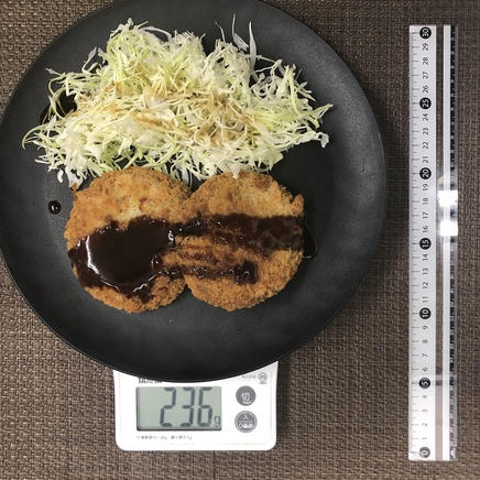 1人前のメンチカツ定食のメンチカツとキャベツ