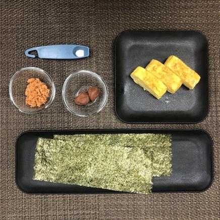 1人前のおにぎり定食に使った調理梅干し・鮭フレーク・塩・海苔・卵焼き