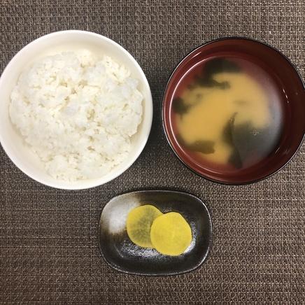 1人前のおにぎり定食に使ったご飯・わかめの味噌汁・沢庵