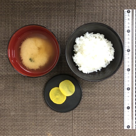 1人前の焼き鯖定食に使ったご飯、わかめの味噌汁・沢庵