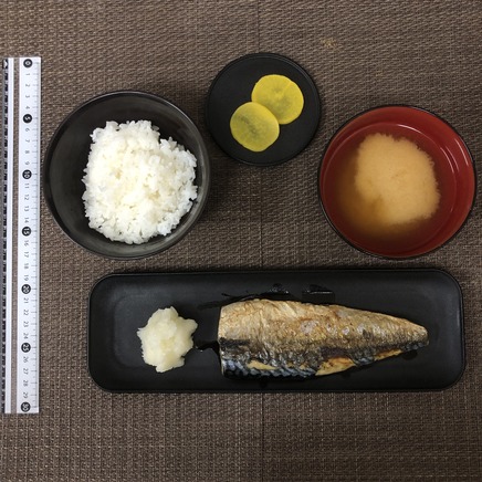 1人前の焼き鯖定食に使った焼き鯖・ご飯・わかめの味噌汁・沢庵・大根おろし