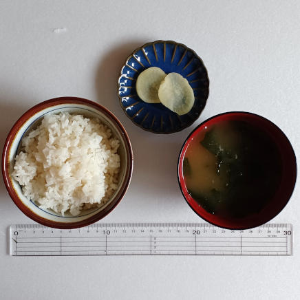 納豆定食に使用したご飯・わかめの味噌汁・沢庵