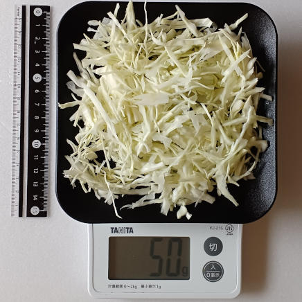 コロッケ定食1人前の千切りキャベツ50g