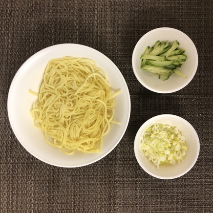 中皿1皿・1人前のジャージャー麵に使った材料(蒸し中華麺・ネギ・きゅうり)