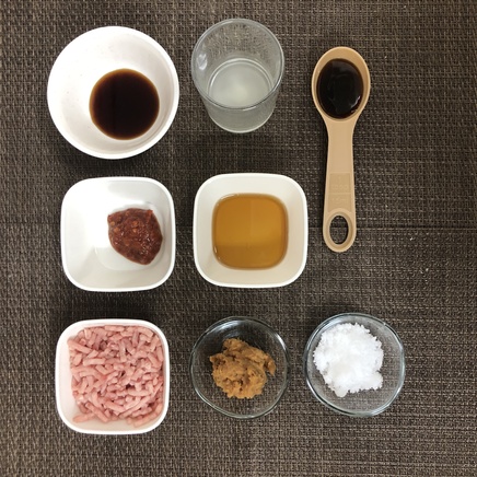 中皿1皿・1人前のジャージャー麵に使った材料・調味料(豚ひき肉・豆板醤・醤油・赤味噌・ごま油・液体鶏がらスープ・砂糖・オイスターソース)