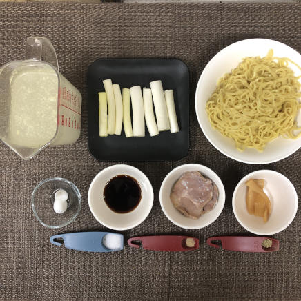丼1杯・1人前のネギラーメンの材料（中華麺・ネギ・メンマ・チャーシュー・鶏がらスープ・醤油・塩・こしょう・ラード・風味調味料）