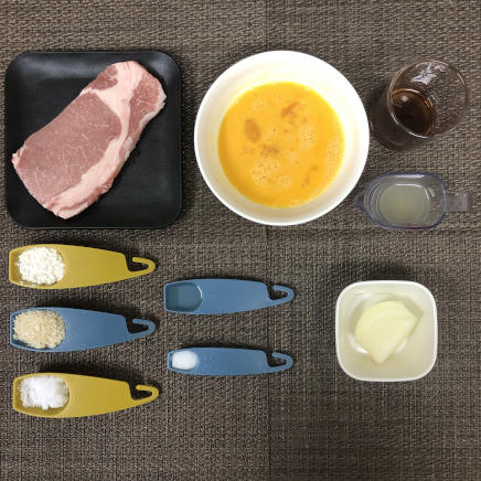 大皿1皿・1人前のとんかつの卵とじの材料（豚ロース・塩・小麦粉・パン粉・玉ねぎ・めんつゆ・かつお昆布だし・みりん・砂糖・卵）