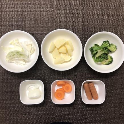 大皿1皿・1人前のポトフに使った材料（キャベツ・じゃがいも・ブロッコリー・にんじん・玉ねぎ・ウインナー）