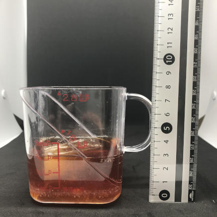 横から撮影した130mlのアイスティー