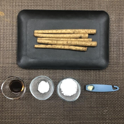 中皿1皿・1人前のごぼうの唐揚げに使った材料(ごぼう・おろしにんにく・醤油・砂糖・片栗粉)