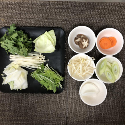 丼1杯・1人前の野菜鍋の材料(水菜・人参・大根・白菜・ネギ・春菊・もやし・キャベツ・えのき・しいたけ)