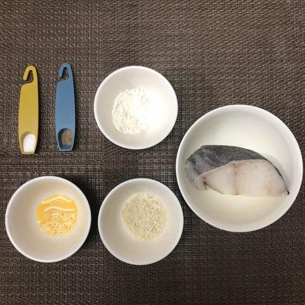 1切れ分のたらフライに使った材料(たら・パン粉・小麦粉・塩・こしょう・卵)