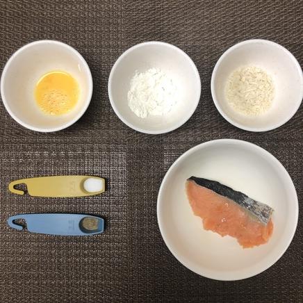 1切れ分の鮭フライに使った材料（鮭・パン粉・小麦粉・塩・こしょう・卵）