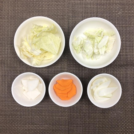大皿1皿・1人前の野菜スープに使った材料(白菜・玉ねぎ・大根・にんじん・キャベツ)