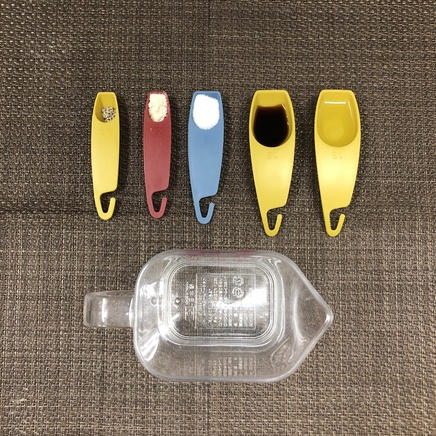 大皿1皿・1人前の野菜スープに使った調味料(コンソメ・醤油・水・塩・こしょう・サラダ油)