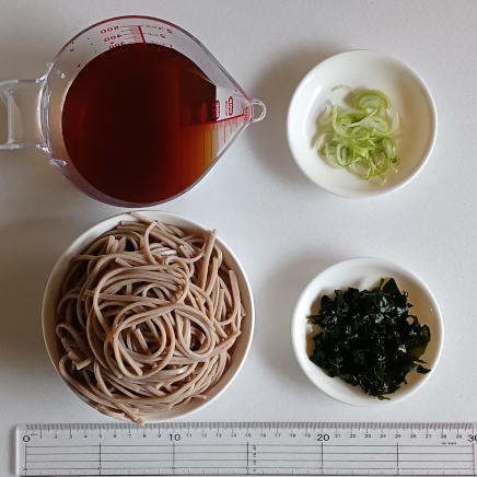 1人前(丼ぶり1杯分)に使用した蕎麦260g・わかめ15g・ねぎ5g・かつお昆布だしとめんつゆを合わせただし300g