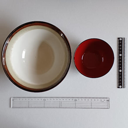 器の大きさの目安 左・丼ぶり 右・お椀