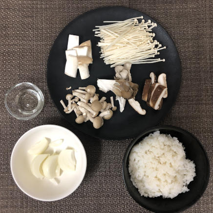 大皿1皿分・1人前のきのこカレーの材料(飯・玉ねぎ・えのき・しいたけ・エリンギ・舞茸・しめじ・サラダ油)