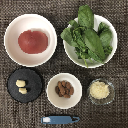 1人前のトラパネーゼソースの材料(アーモンド・トマト・にんにく・バジル・パルメザン・塩)