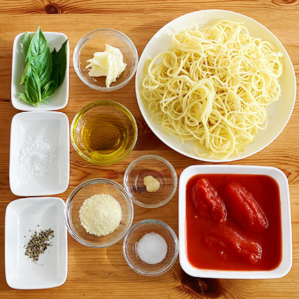 中皿1皿分のポモドーロパスタに使用した材料(パスタ、砂糖、ホールトマト、オリーブオイル、バター、こしょう、おろしにんく、塩、バジル、パルメザン)