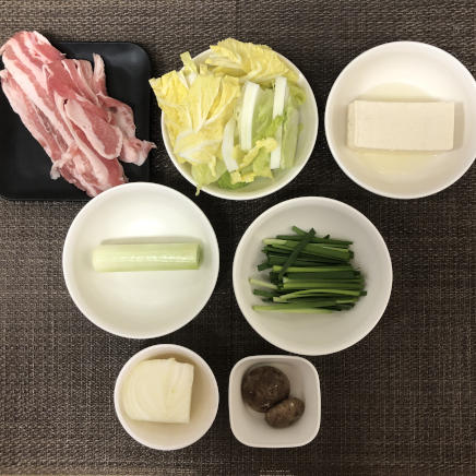 大丼1杯分・１人前のキムチ鍋の材料（豚肩ロース・白菜・木綿豆腐・ネギ・ニラ・しいたけ・玉ねぎ）
