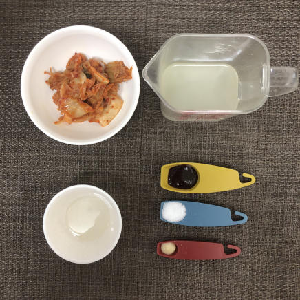 大丼1杯分・１人前のキムチ鍋の材料・調味料（キムチ・鶏がらスープ・日本酒・コチュジャン・おろしにんにく・砂糖）