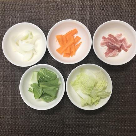 丼1杯分の野菜あんかけ丼に使った材料(玉ねぎ・チンゲン菜・人参・白菜・豚肉)
