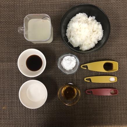 丼1杯分の野菜あんかけ丼に使った材料と調味料(ごま油・醤油・塩・鶏がらスープ・オイスターソース・こしょう・水・片栗粉・ご飯)