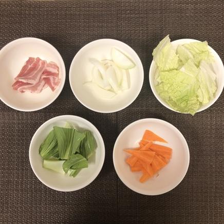 大皿1皿・1人前の野菜あんかけに使った材料（豚肉・人参・白菜・チンゲン菜・玉ねぎ）