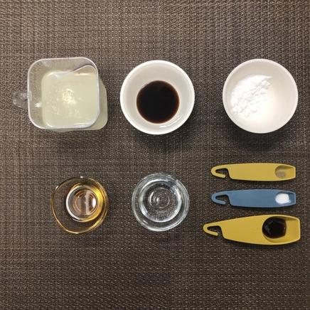 大皿1皿・1人前の野菜あんかけに使った調味料（ごま油・醤油・塩・鶏がらスープ・オイスターソース・こしょう・片栗粉・水）