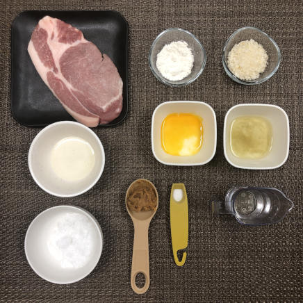 1枚分の味噌カツに使った材料(豚ロース・小麦粉・パン粉・砂糖・卵・日本酒・みりん・塩・かつお昆布だし・味噌)