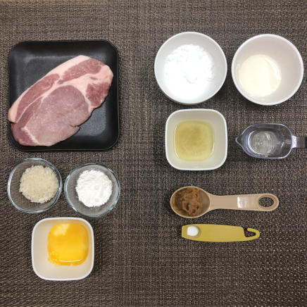 丼1杯・1人前の味噌カツ丼に使った材料（豚ロース・小麦粉・パン粉・砂糖・卵・日本酒・みりん・塩・かつお昆布だし・味噌）
