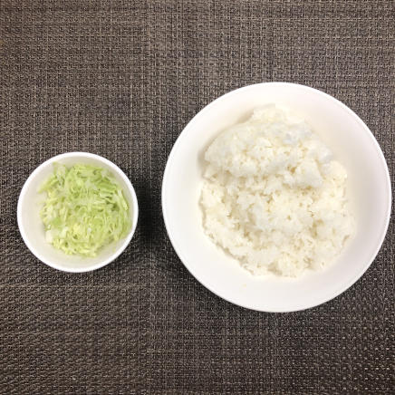 丼1杯・1人前の味噌カツ丼に使ったご飯とキャベツ