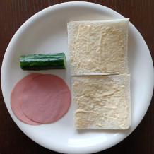 きゅうりとハムのサンドイッチ 一人前