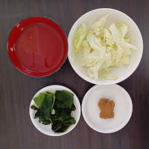 キャベツとわかめの味噌汁 1