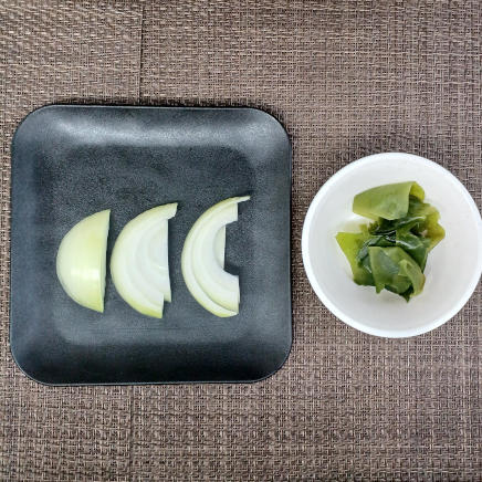 玉ねぎとわかめの味噌汁の材料1