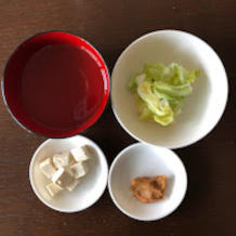 キャベツと豆腐の味噌汁 1