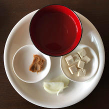 玉ねぎと豆腐の味噌汁 1