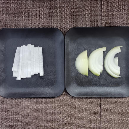 大根と玉ねぎの味噌汁の材料1