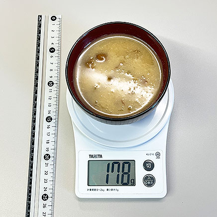 汁椀(大)1杯分のなめこと大根おろしの味噌汁