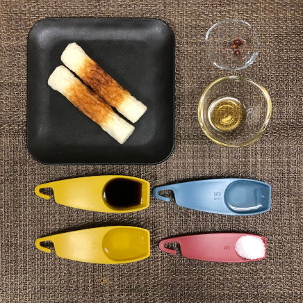 中皿1皿・1人前のちくわのきんぴらの材料(ちくわ・料理酒・みりん・醤油・砂糖・ごま油・唐辛子)