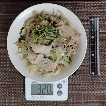 豆苗と豚バラの炒め物 320g