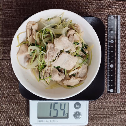 豆苗と豚バラの炒め物 154g