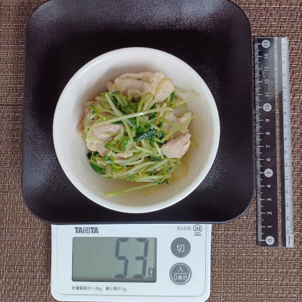 豆苗と豚バラの炒め物 53g