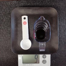 計量カップに入れた醤油 9g