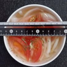 スープボウルに注いだトマトと玉ねぎのスープ