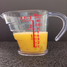 横から見た約1/2個の溶き卵