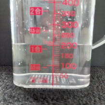 横からみた200gの水